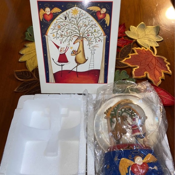 1996 Neiman Marcus Festive Musical snow globe with Red and Gold Accents - Picture 4 of 4